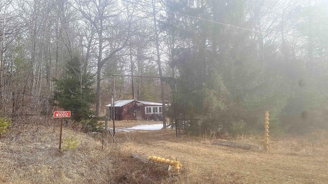 view of yard with an outbuilding