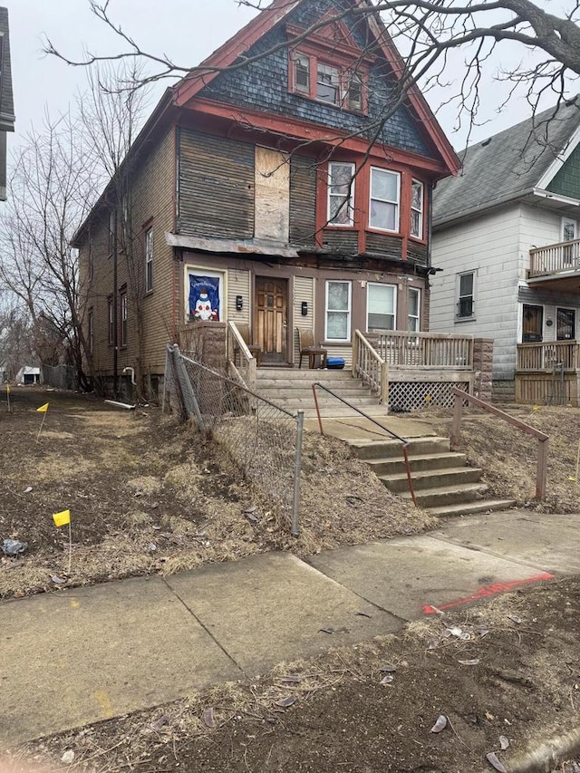 view of front of property featuring a fenced front yard