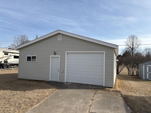 detached garage featuring concrete driveway