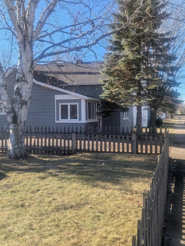 view of front of property featuring a fenced front yard and a front lawn