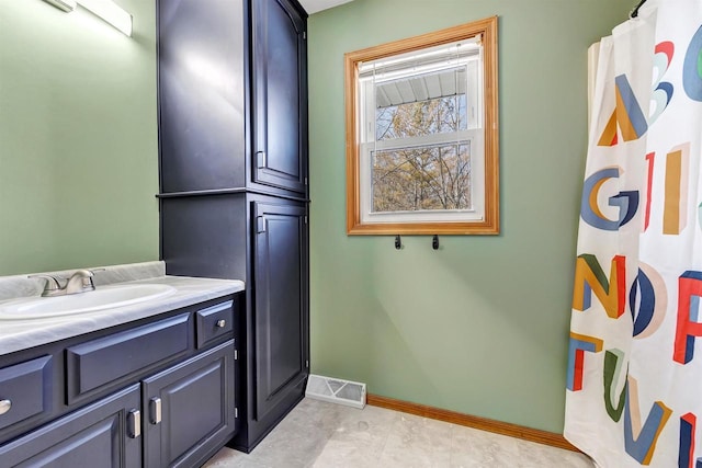 full bathroom with visible vents, vanity, a shower with shower curtain, and baseboards