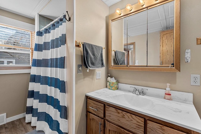 full bath featuring visible vents, wood finished floors, a shower with shower curtain, baseboards, and vanity