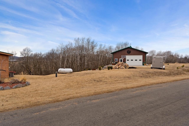 view of yard featuring an outdoor structure and a garage