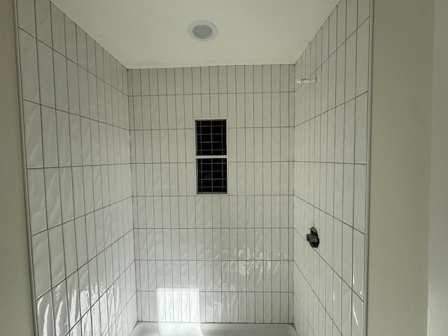 bathroom featuring tiled shower