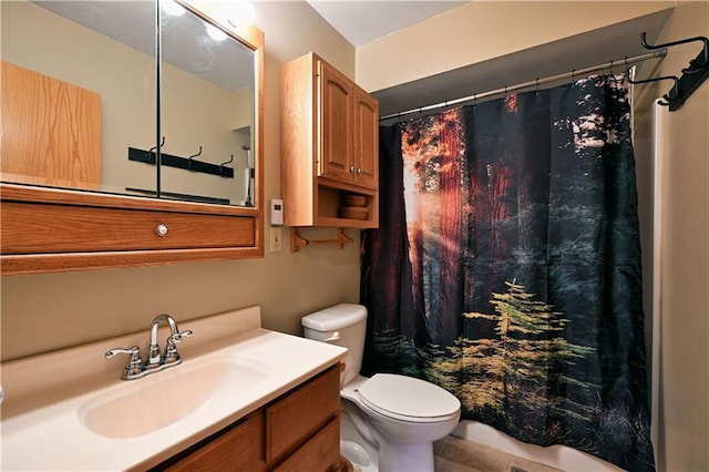 full bath featuring a shower with shower curtain, toilet, and vanity