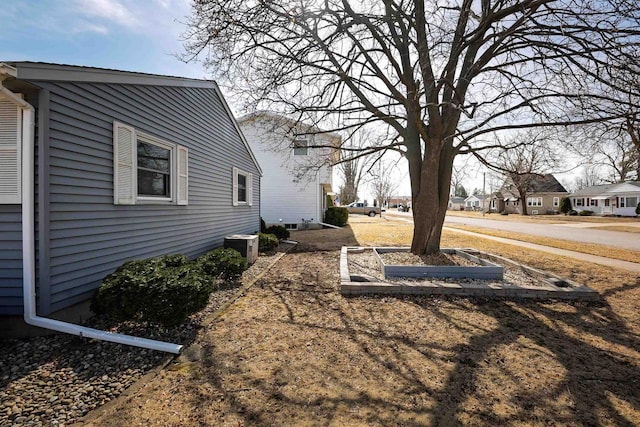 view of yard featuring a residential view