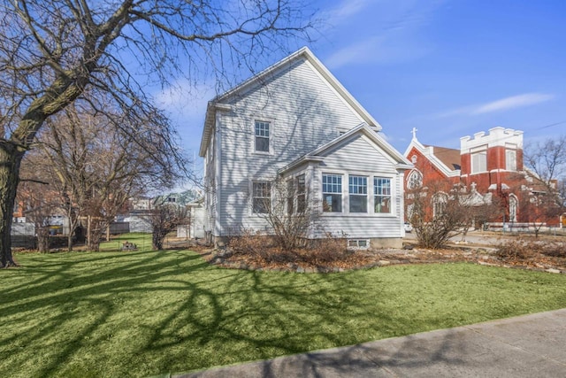 view of front of home featuring a front lawn