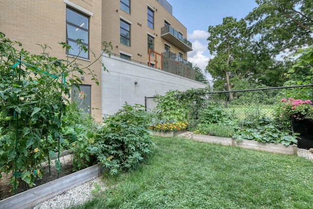 view of yard with a garden