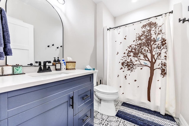 full bathroom with a shower with shower curtain, toilet, and vanity