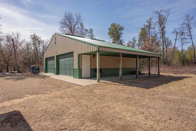 view of outdoor structure featuring an outbuilding