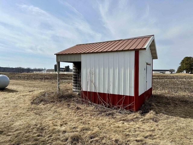 view of outdoor structure featuring an outbuilding