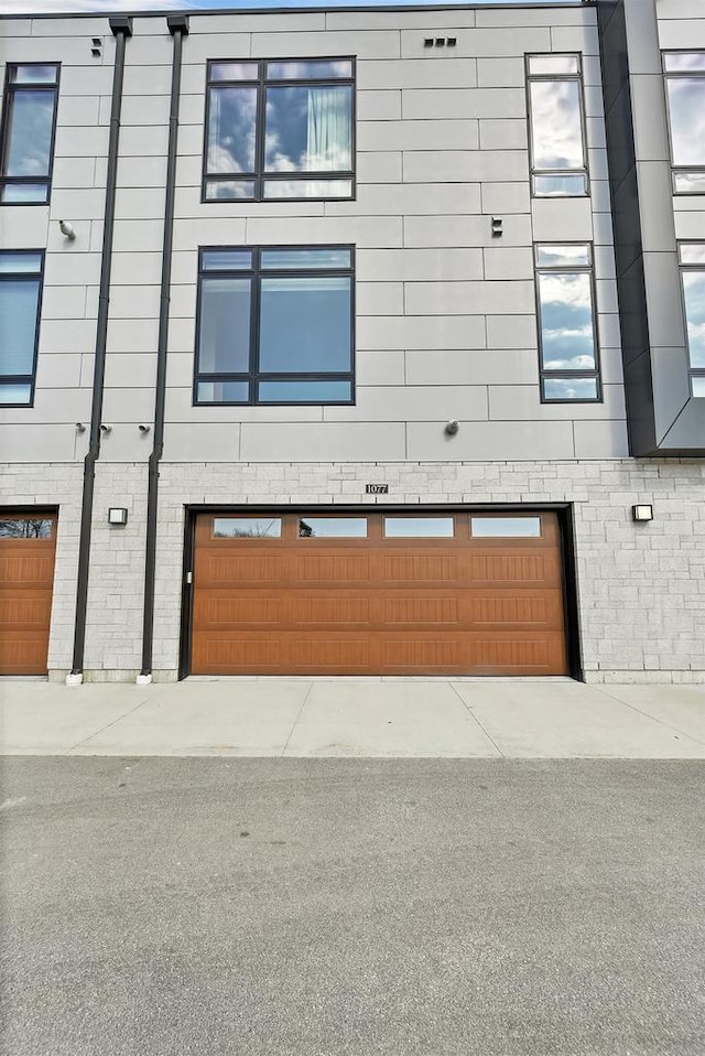 view of front facade featuring a garage