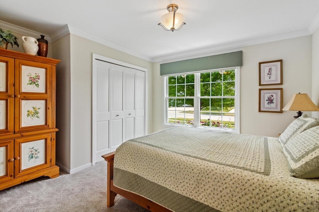 bedroom with a closet, baseboards, ornamental molding, and carpet flooring