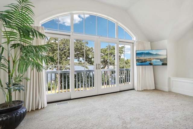 sunroom with visible vents, plenty of natural light, and vaulted ceiling