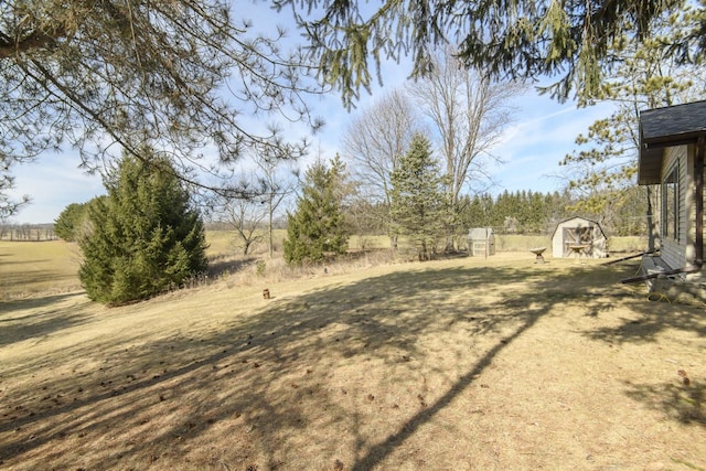 view of yard featuring an outbuilding