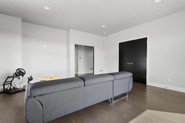 living room featuring visible vents, recessed lighting, baseboards, and wood finished floors