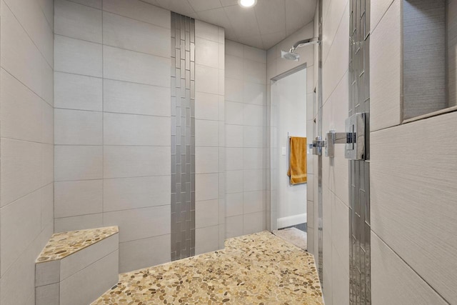 bathroom featuring recessed lighting and tiled shower