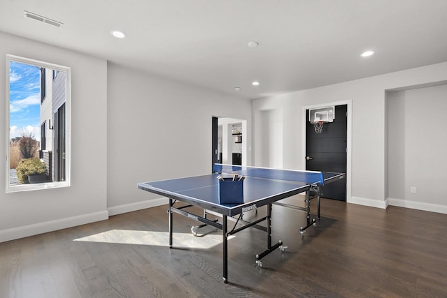 playroom featuring visible vents, recessed lighting, baseboards, and wood finished floors