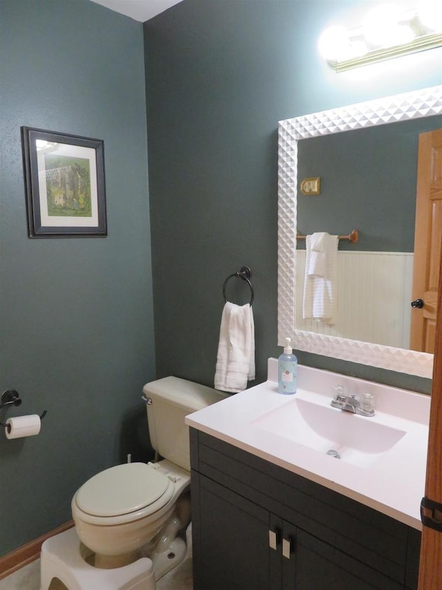 full bathroom with toilet, vanity, and a shower with curtain