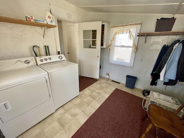 laundry room with laundry area, visible vents, and independent washer and dryer