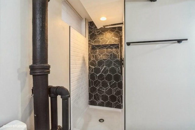 full bath with tiled shower