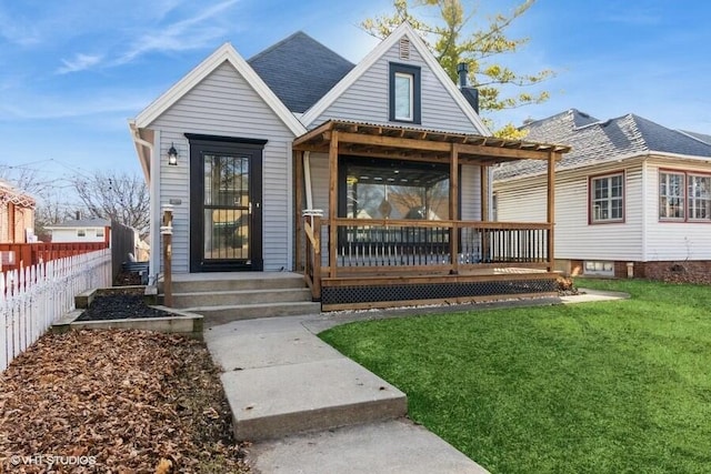 view of front of property featuring a front lawn and fence