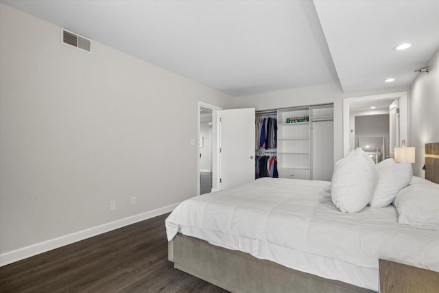 bedroom featuring visible vents, baseboards, a closet, recessed lighting, and dark wood-style floors