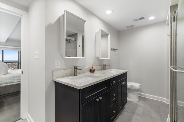 bathroom featuring ensuite bath, toilet, visible vents, and a sink