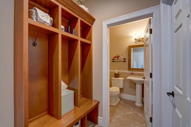 mudroom featuring a sink and baseboards