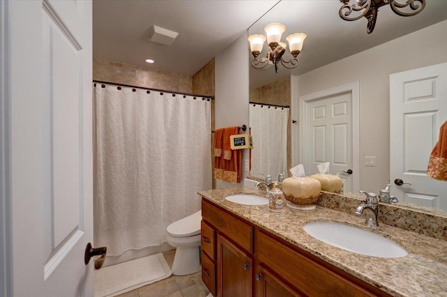 full bathroom featuring a sink, a notable chandelier, a shower with shower curtain, and toilet