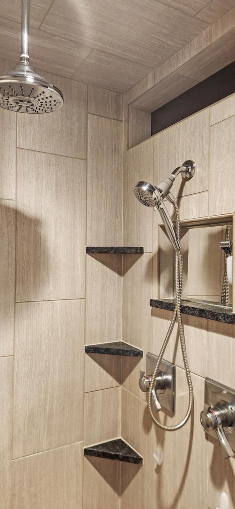 room details featuring tiled shower