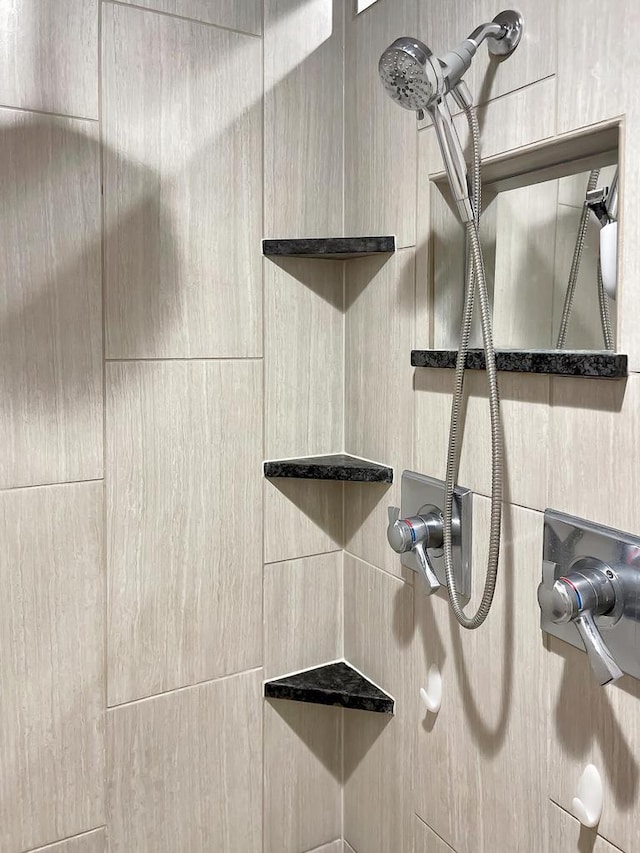 room details featuring a tile shower