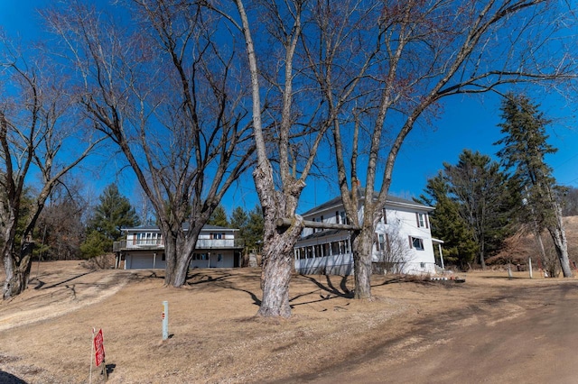 view of front facade with a garage and driveway