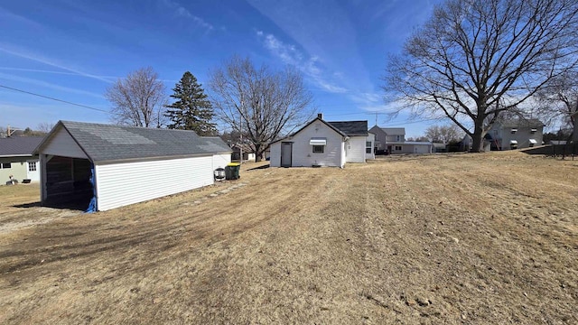 view of yard with an outdoor structure