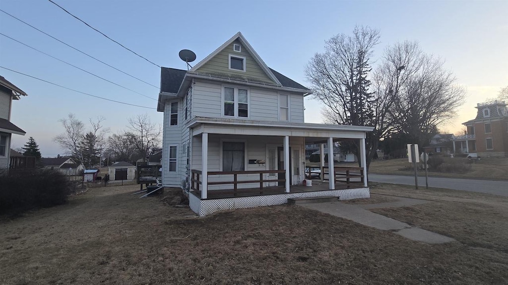 view of front of house featuring a porch and a front yard