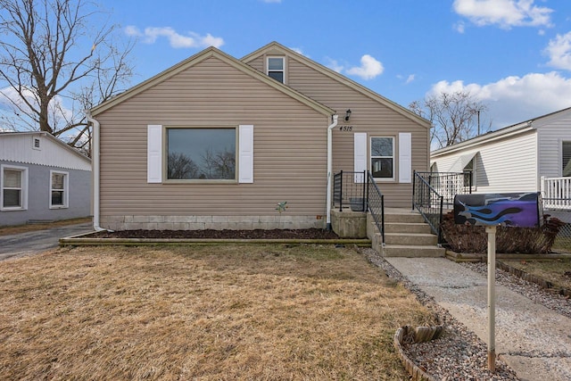 view of front of home featuring a front yard