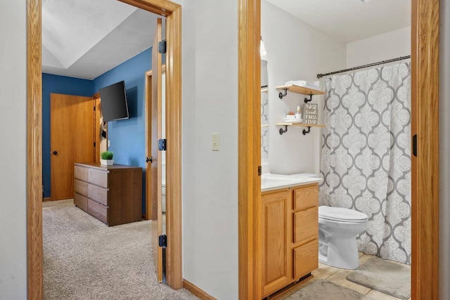 full bathroom with a shower with shower curtain, toilet, and vanity