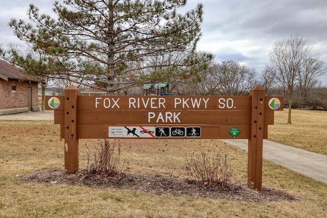 community sign featuring a yard