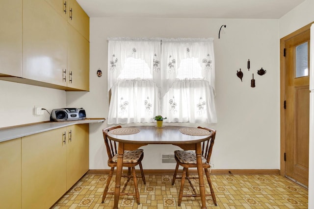 dining space with breakfast area, visible vents, and baseboards