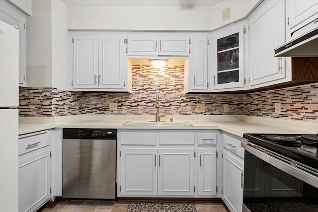 kitchen featuring a sink, under cabinet range hood, appliances with stainless steel finishes, light countertops, and decorative backsplash