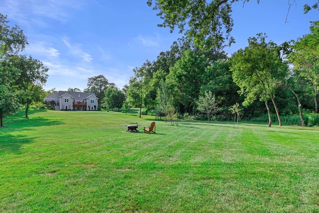 view of yard featuring an outdoor fire pit