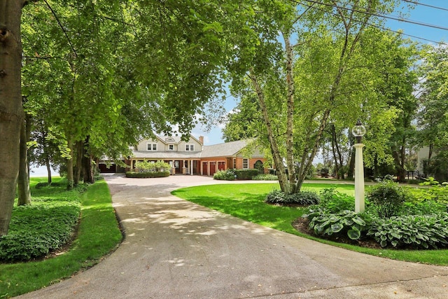 view of front of property with driveway and a front yard