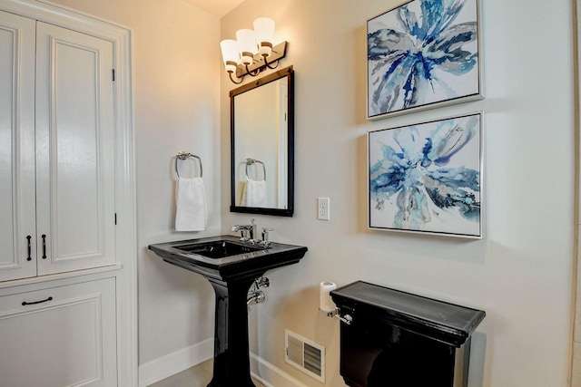 bathroom with visible vents and baseboards