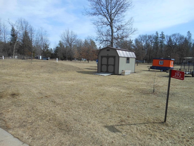 view of yard featuring a storage shed and an outdoor structure