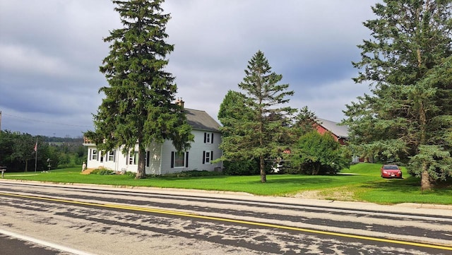 view of front facade featuring a front yard