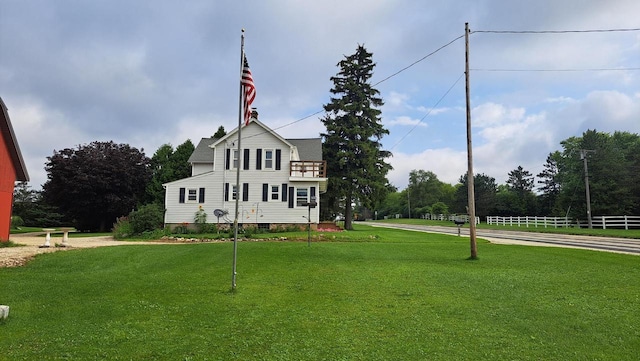 view of front of home with driveway and a front yard