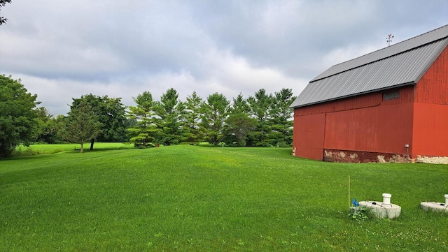 view of yard featuring an outbuilding and a barn