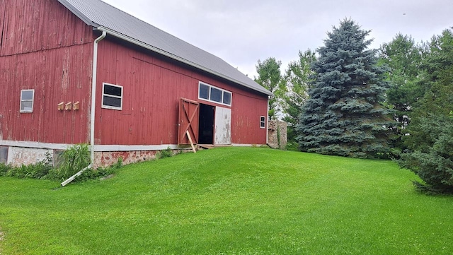 view of barn featuring a lawn