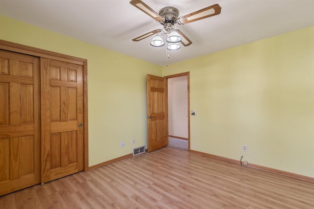 unfurnished bedroom featuring visible vents, baseboards, light wood-style floors, and a ceiling fan