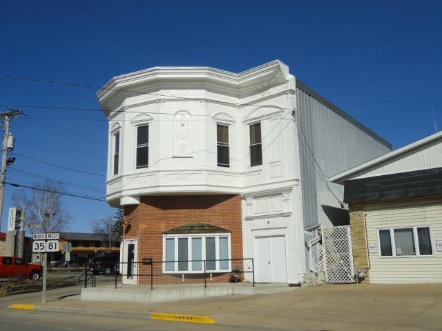 view of front facade featuring brick siding